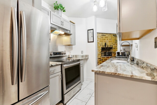 FULLY FURNISHED & UTILITIES INCLUDED!