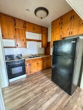 717 Summit St, Unit 4 in Center Point, IA - Foto de edificio - Building Photo