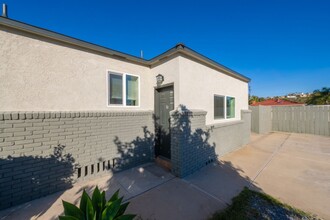 7160 Pearson St in La Mesa, CA - Foto de edificio - Building Photo