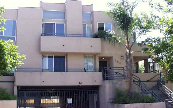 420 W Elmwood Ave in Burbank, CA - Foto de edificio - Building Photo