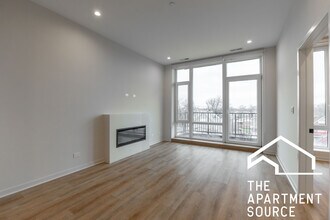 6340 W Belmont Ave, Unit 302 in Chicago, IL - Foto de edificio - Building Photo