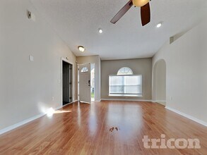 30602 Birdhouse Dr in Wesley Chapel, FL - Foto de edificio - Building Photo