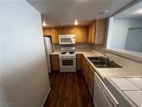 1830 N Pecos Rd in Las Vegas, NV - Foto de edificio - Building Photo