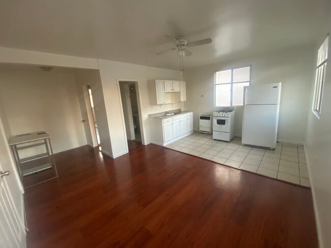 1825 Wilcox Ave, Unit 200 in Los Angeles, CA - Foto de edificio - Building Photo