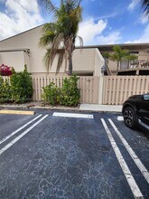 616 Executive Center Dr in West Palm Beach, FL - Foto de edificio - Building Photo