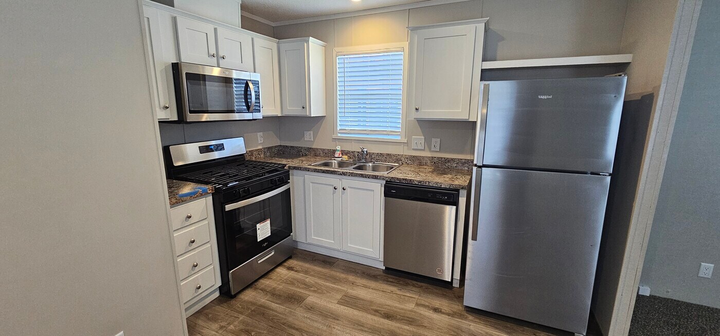 178 Magnolia Pl in Belleville, MI - Building Photo