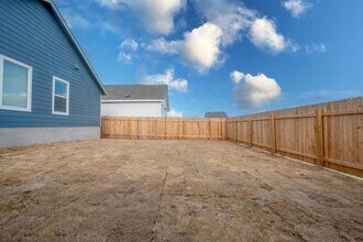 216 Little Sparklers Lp, Unit 3 in Hutto, TX - Foto de edificio - Building Photo