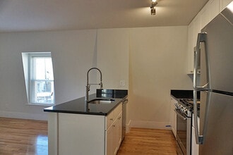 4 Osgood St, Unit 2 in Somerville, MA - Building Photo - Building Photo