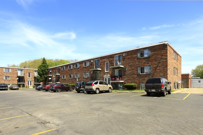 Emerald Overlook Apartments in Cleveland, OH - Building Photo - Building Photo