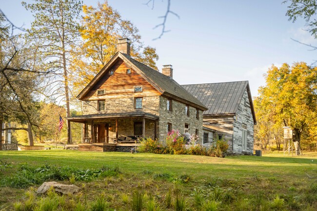 property at 40 Hellbrook Ln