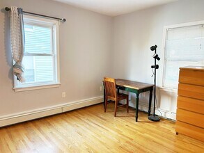40 Plymouth St, Unit 2 in Cambridge, MA - Foto de edificio - Building Photo