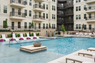 Modera Frisco Square in Frisco, TX - Foto de edificio - Building Photo