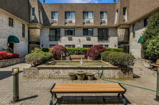 24 Carhart Ave in White Plains, NY - Building Photo - Building Photo