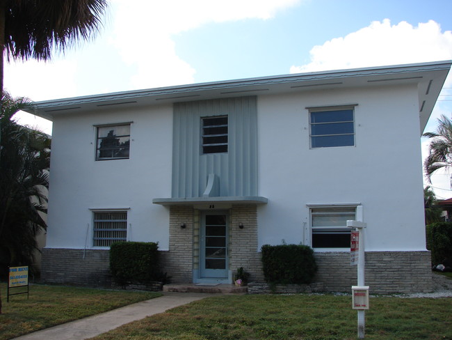 Carolyn Apartments in Lake Worth, FL - Foto de edificio - Building Photo