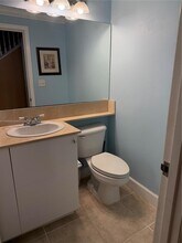 236 Moorings Dr in Lantana, FL - Foto de edificio - Building Photo