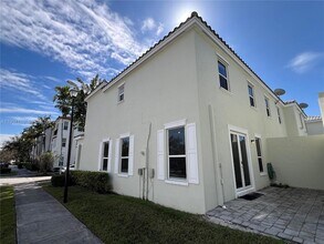 17065 SW 93rd St in Miami, FL - Building Photo - Building Photo