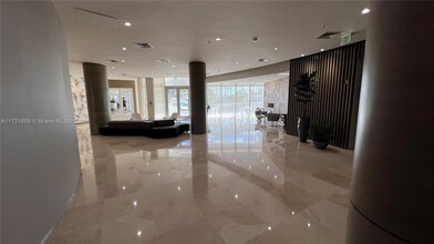 10275 Collins Ave, Unit # 306 in Bal Harbour, FL - Foto de edificio - Building Photo