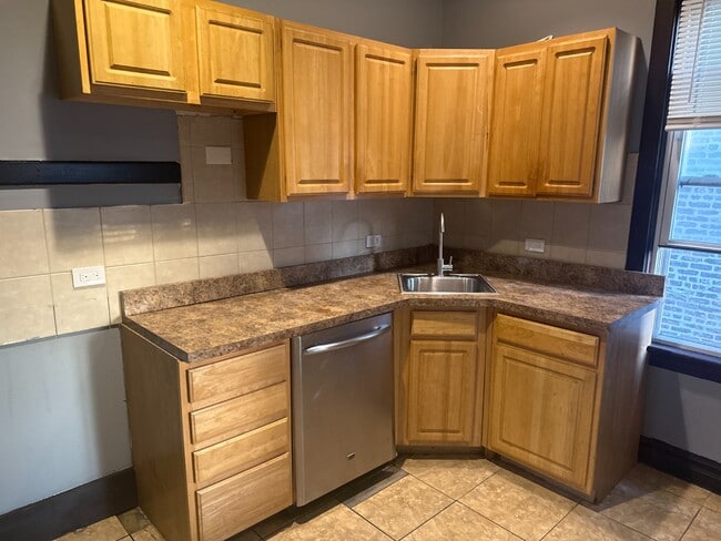 7840 S Marquette Ave in Chicago, IL - Building Photo - Building Photo