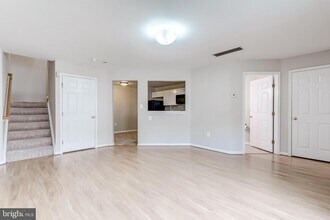 9225 Cardinal Forest Ln in Lorton, VA - Building Photo - Building Photo