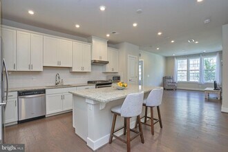 2319 Field Point Rd-Unit -103 in Herndon, VA - Building Photo - Building Photo