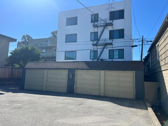 1217 Capuchino Ave in Burlingame, CA - Building Photo - Building Photo