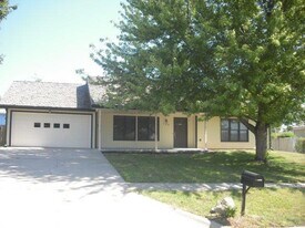 709 Wheatland Dr in Junction City, KS - Building Photo