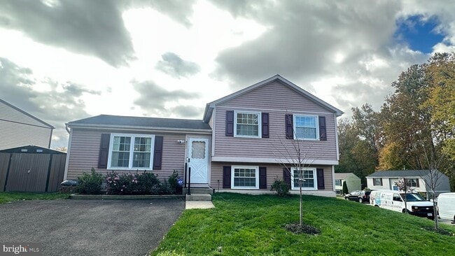 8111 Brown Ct in Alexandria, VA - Building Photo - Building Photo