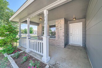 2801 Tyler Ln in Taylor, TX - Foto de edificio - Building Photo