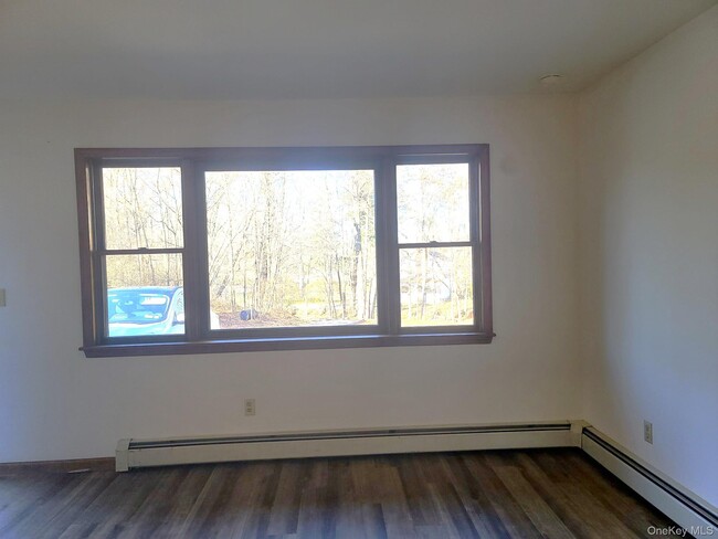 1022 Violet Ave in Hyde Park, NY - Building Photo - Building Photo