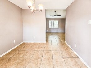 725 Illinois Ave in League City, TX - Foto de edificio - Building Photo