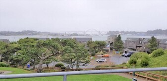 1000 SW Bay St in Newport, OR - Building Photo