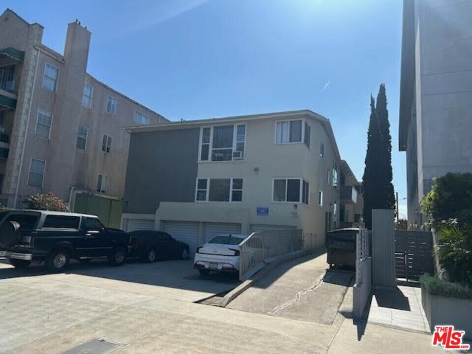 5820 W Olympic Blvd in Los Angeles, CA - Building Photo