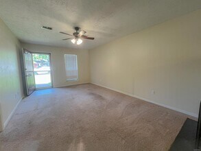 8325 Grand Oaks Ct in Montgomery, AL - Foto de edificio - Building Photo