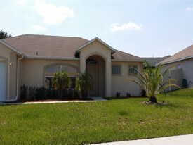 635 Cherry Laurel St in Minneola, FL - Building Photo