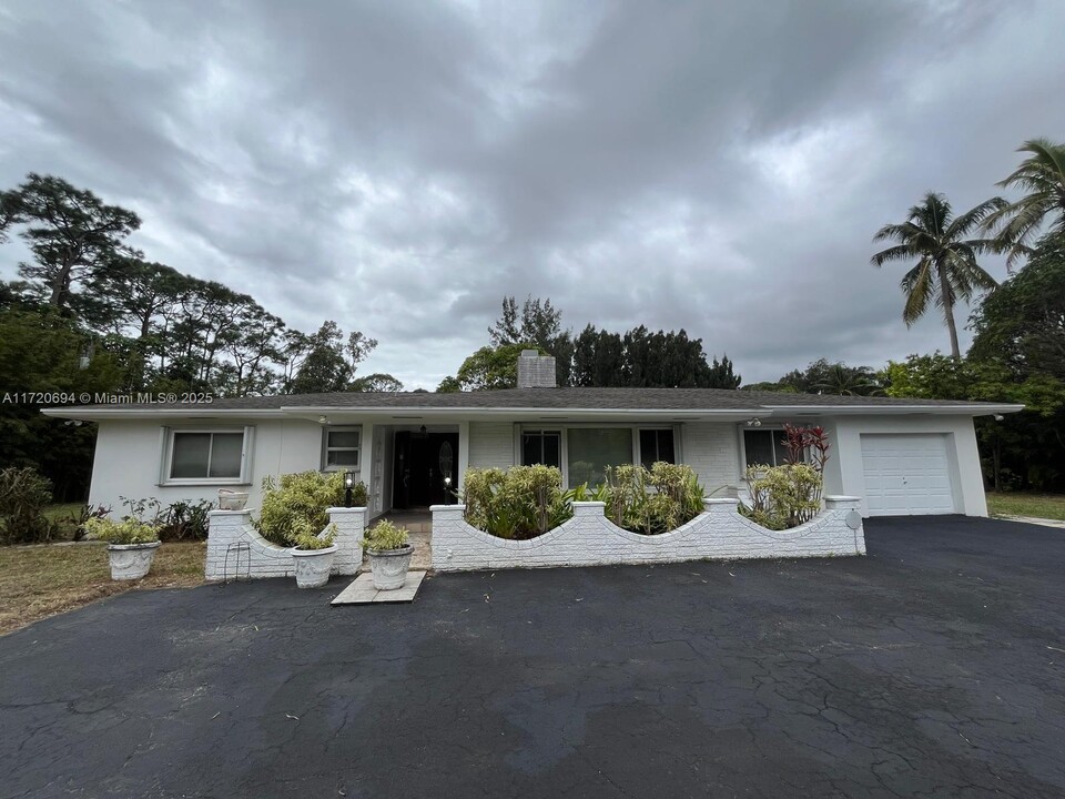 8902 N Bates Rd in Palm Beach Gardens, FL - Building Photo