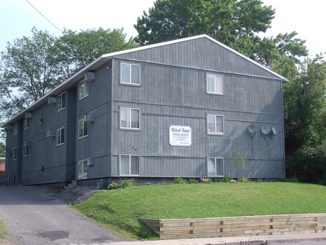 Michael Manor Apartments in East Syracuse, NY - Foto de edificio - Building Photo