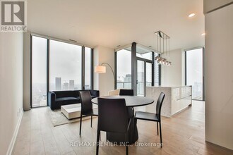 8 Cumberland St in Toronto, ON - Building Photo - Building Photo