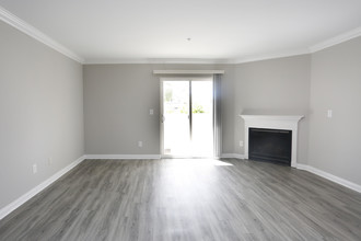 Warner Center Townhomes in Canoga Park, CA - Building Photo - Interior Photo