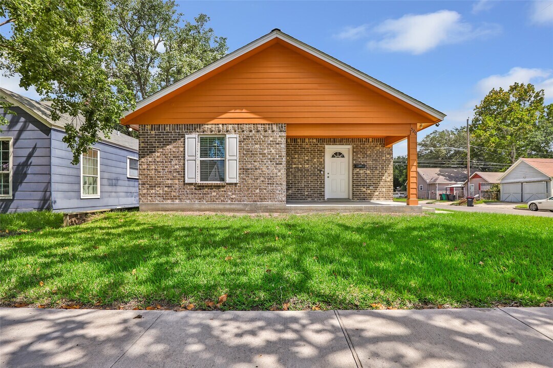 520 E Defee Ave in Baytown, TX - Building Photo