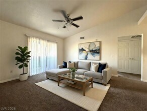 6955 N Durango Dr in Las Vegas, NV - Foto de edificio - Building Photo