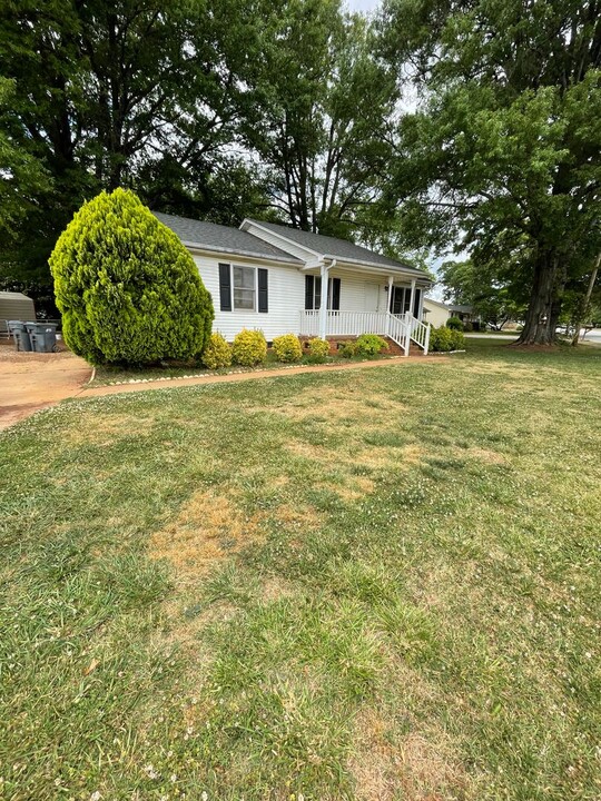 2001 Old Buncombe Rd in Greenville, SC - Building Photo