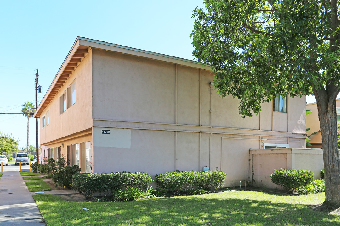 14302 Village Way in Westminster, CA - Building Photo