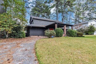 3215 Redona Dr in College Park, GA - Building Photo - Building Photo