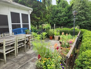 379 Ferry Rd in Sag Harbor, NY - Building Photo - Building Photo