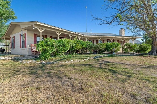 2501 Lone Man Mountain Rd in Wimberley, TX - Foto de edificio - Building Photo
