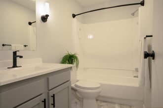 Center Court Apartments in Columbus, OH - Building Photo - Interior Photo