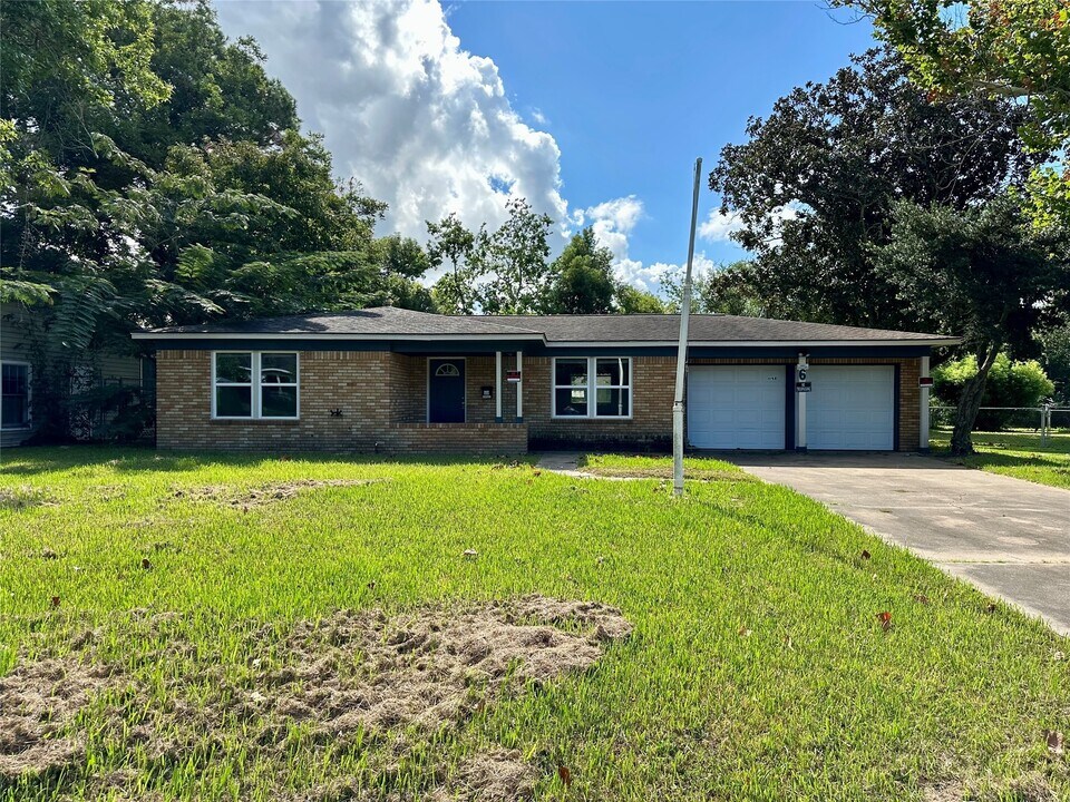6 E Southlawn Ave in La Marque, TX - Building Photo