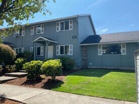 1990 N 10th St in Springfield, OR - Building Photo