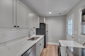 1008 Alma St, Unit B in Durham, NC - Foto de edificio - Building Photo