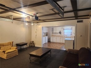 102 Duke St in Yoakum, TX - Building Photo - Building Photo